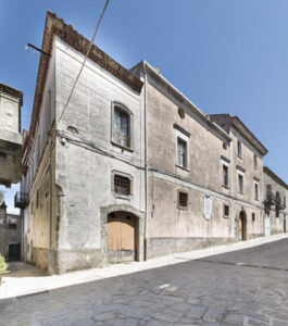 26) Facciata dal borgo